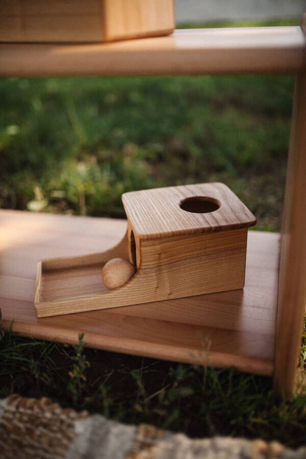 Kastīte ar bumbiņu