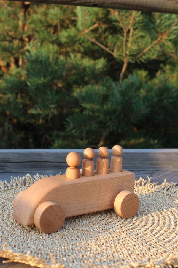 Koka mašīna ar cilvēciņiem