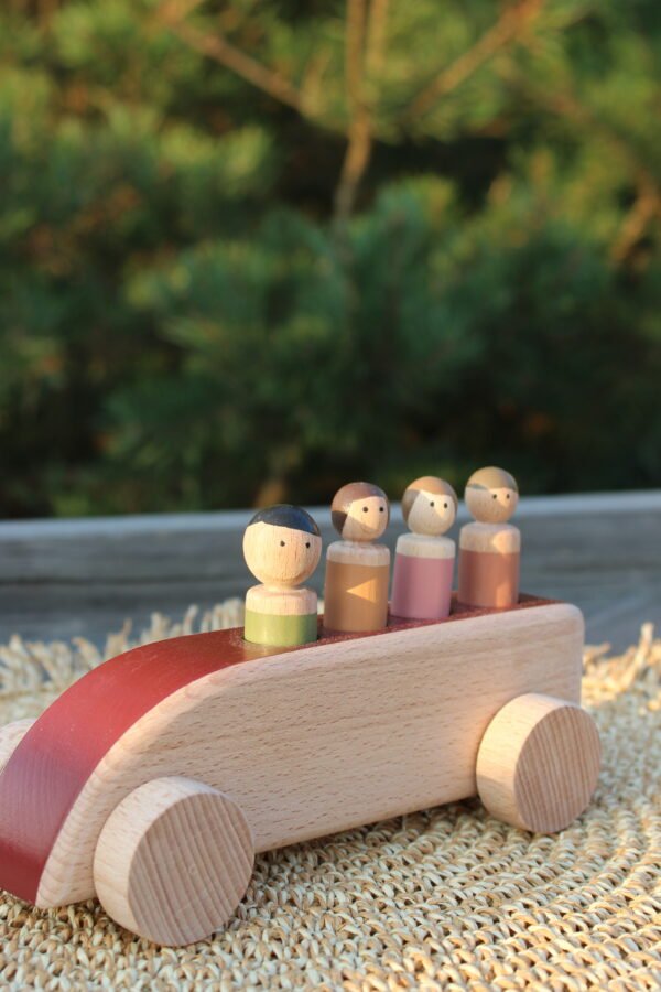 Krāsainā koka mašīna ar cilvēciņiem