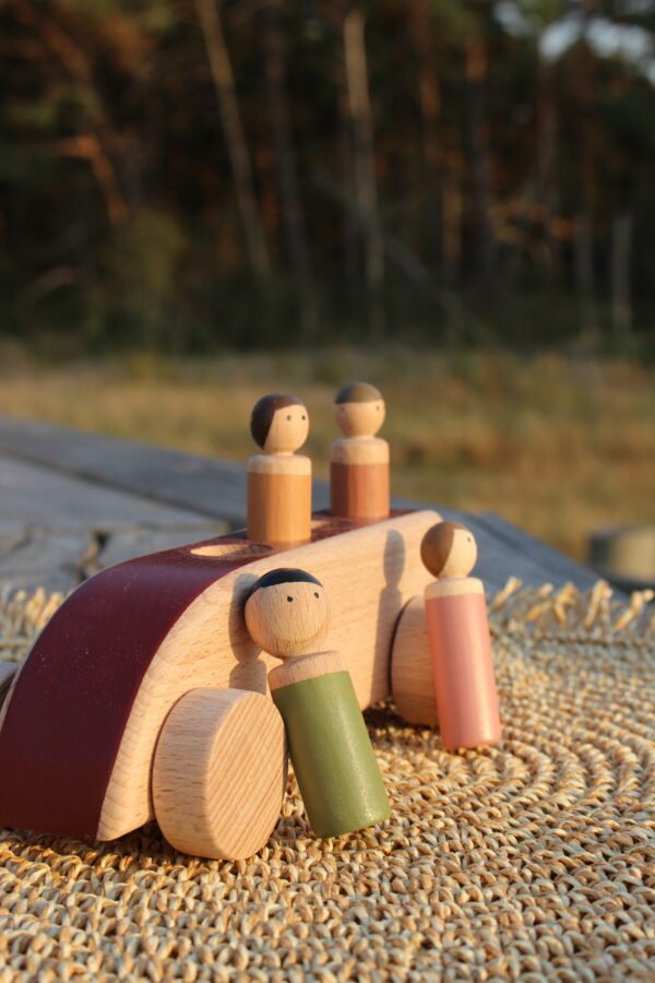 Krāsainā koka mašīna ar cilvēciņiem