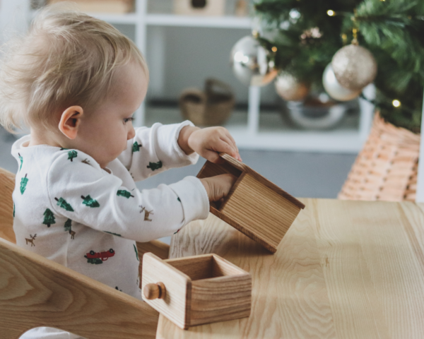 Kastīte ar atvilktni un bumbiņu
