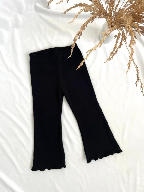 Bikses ar platiem galiem